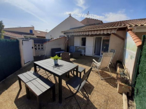 Belle villa climatisée 4 couchages a 100 m de la plage 1 chambre 1 mezzanine terrasse parking dans résidence sécurisée LRVM98